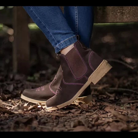 Botina Chelsea Country Feminina Em Couro Cano Curto Bordada Macia Trabalho